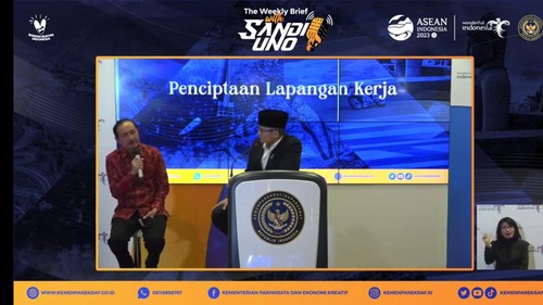 Tampilan gambar dari The Weekly Briefing with Sandi Uno yang digelar secara online pada Senin (17/7/2023) malam. (Ni Made Lastri Karsiani Putri-detikBali)