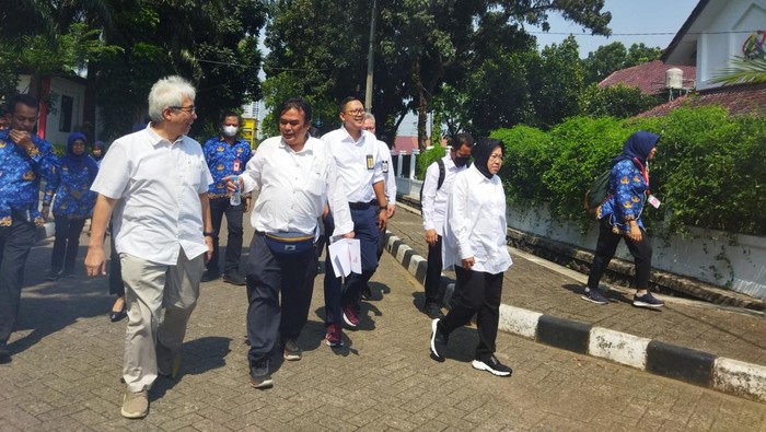 Tenaga Ahli Utama KSP Abraham Wirotomo saat mengunjungi Sentra Terpadu Pangudi Luhur (STPL), Bekasi. (Kurniawan/detikcom)