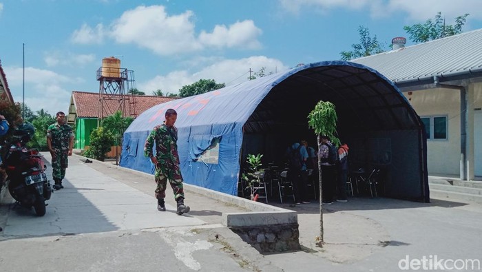 Tenda disiapkan di depan SDN 3 Tlogowatu, Kecamatan Kemalang untuk belajar siswa baru SMAN 1 Karangnongko, Klaten. Dipotret pada Senin (17/7/2023).