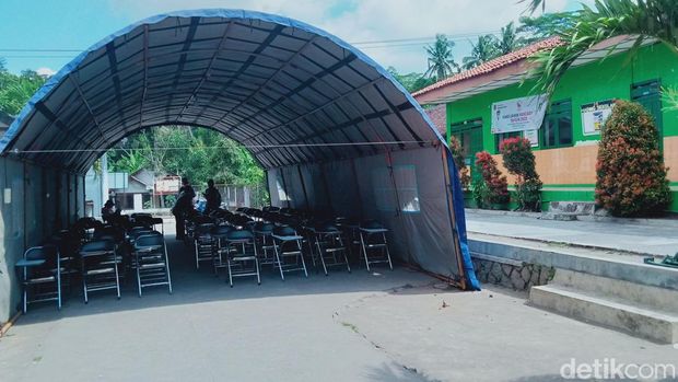 Tenda disiapkan di depan SDN 3 Tlogowatu, Kecamatan Kemalang untuk belajar siswa baru SMAN 1 Karangnongko, Klaten. Dipotret pada Senin (17/7/2023).