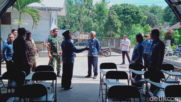 Tim Cabang Dinas Pendidikan dan Pemkab Klaten mengecek tenda SMAN 1 Karangnongko di Desa Tlogowatu, Kecamatan Kemalang, Senin (17/7/2023).
