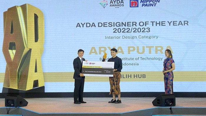 Ajang kompetisi desain berskala internasional AYDA International Awards kembali dihelat di Vietnam. Karya Arya Putra dari Institut Teknologi Bandung didapuk sebagai ‘Designer of The Year’ dengan karyanya ‘Silih HUB’ untuk kategori Desain Interior.
