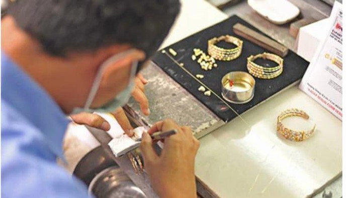 UBS Gold memadukan kemahiran SDM berbakat dengan teknologi tinggi untuk menghasilkan perhiasan bernilai seni tinggi