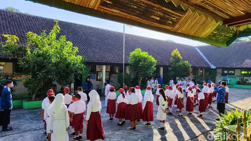 Upacara bendera hari pertama tahun ajaran baru di SDN Tumenggungan, Kota Solo, Senin (17/7/2023).