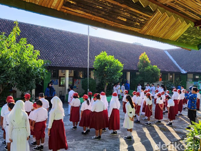 Upacara bendera hari pertama tahun ajaran baru di SDN Tumenggungan, Kota Solo, Senin (17/7/2023).
