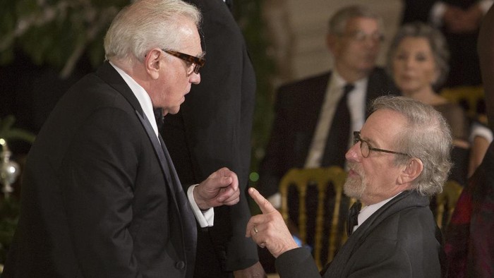 Film Directors Martin Scorsese (L) and Steven Spielberg (R) chat upon arriving at The White House in Washington, DC for a reception honoring the recipients of the 2015 Kennedy Center Honors, December 6, 2015.    AFP PHOTO / Chris KLEPONIS (Photo by CHRIS KLEPONIS / AFP)