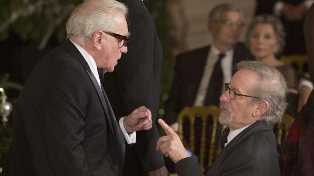 Film Directors Martin Scorsese (L) and Steven Spielberg (R) chat upon arriving at The White House in Washington, DC for a reception honoring the recipients of the 2015 Kennedy Center Honors, December 6, 2015.    AFP PHOTO / Chris KLEPONIS (Photo by CHRIS KLEPONIS / AFP)
