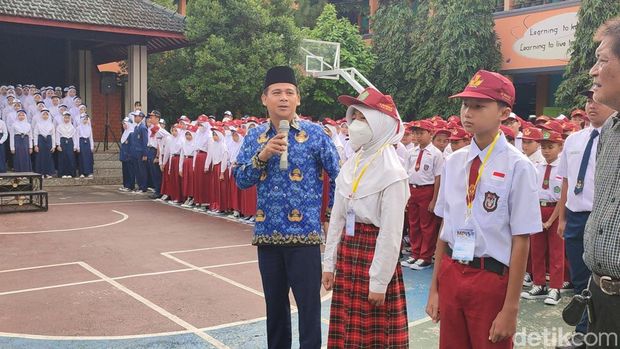 Wabup Ciamis Yana D Putra menyerahkan anaknya secara simbolis kepada sekolah SMPN 1 Ciamis untuk mendapat pendidikan dan pembelajaran.
