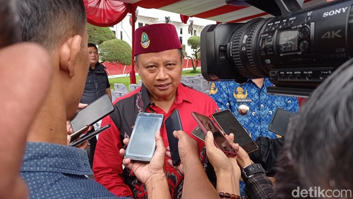 Wakil Gubernur Jawa Barat Uu Ruzhanul Ulum saat berkunjung ke Tasikmalaya.