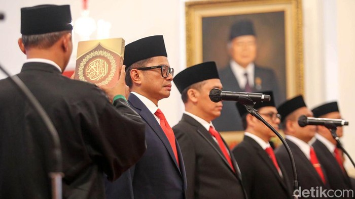 Wakil Menteri dan Watimpres Juga Dilantik Jokowi Hari Ini Presiden Jokowi juga melantik lima wakil menteri dan dua anggota Wantimpres hari ini. Pengambilan sumpah jabatan digelar di Istana Merdeka, Jakarta, Senin (17/7/2023).
