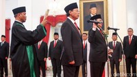 Presiden Jokowi juga melantik dua anggota Wantimpres.  