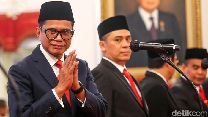 Presiden Jokowi juga melantik lima wakil menteri dan dua anggota Wantimpres hari ini. Pengambilan sumpah jabatan digelar di Istana Merdeka, Jakarta, Senin (17/7/2023).