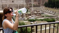 Pihak berwenang Italia bahkan telah mengeluarkan risiko kesehatan ekstrem untuk 16 kota, termasuk Roma dan Florence, akhir pekan ini karena gelombang panas yang membakar Eropa. REUTERS/Remo Casilli  