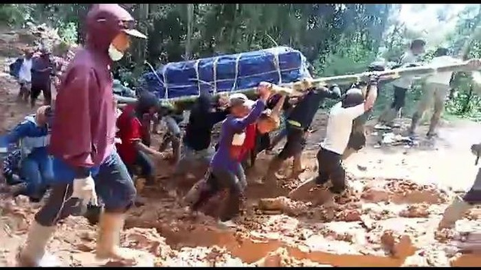 Warga Seko, Luwu Utara saat tandu jenazah pendeta ke rumah duka.