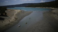 Semakin mengeringnya waduk mengancam industri pariwisata di kawasan tersebut.  