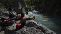 Turis berlatih arung jeram di sepanjang Ngarai Verdon di Prancis selatan, Senin (17/7/2023).  