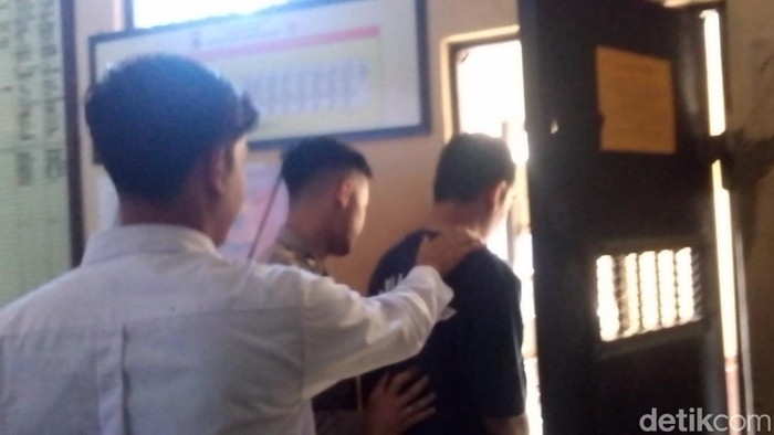 YS, pelaku pembacokan ponakan di Kuningan.