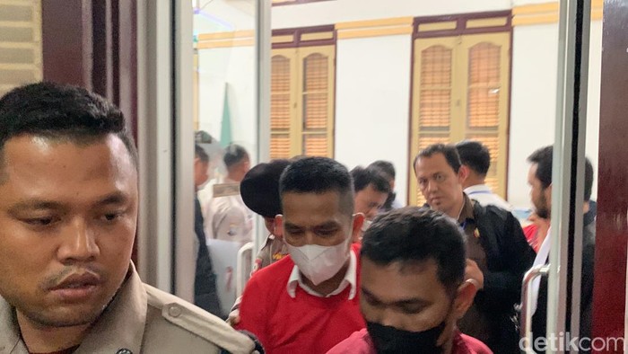 AKBP Achiruddin saat keluar dari ruang sidang.