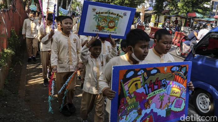 Sejumlah anak Sekolah Dasar Negeri (SDN) Anyelir 1 Depok menggelar pawai, Selasa (18/7/2023). Pawai Muharram ini dilakukan untuk menyambut Tahun Baru Islam 1 Muharram 1445 Hijriah.