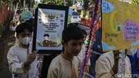 Dengan menggunakan seragam berwarna krem anak-anak nampak tertib berjalan kaki.  