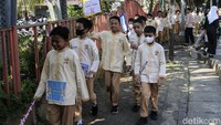 Mereka pawai sambil membawa pernak-pernik hingga ucapan Tahun Baru Islam.  