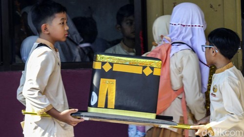 Sejumlah anak Sekolah Dasar Negeri (SDN) Anyelir 1 Depok menggelar pawai, Selasa (18/7/2023). Pawai Muharram ini dilakukan untuk menyambut Tahun Baru Islam 1 Muharram 1445 Hijriah.