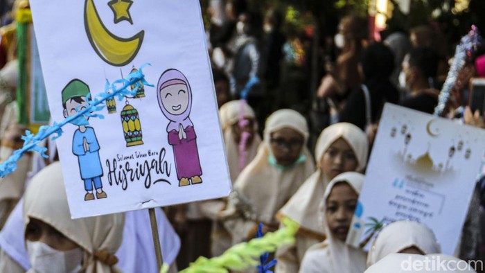 Sejumlah anak Sekolah Dasar Negeri (SDN) Anyelir 1 Depok menggelar pawai, Selasa (18/7/2023). Pawai Muharram ini dilakukan untuk menyambut Tahun Baru Islam 1 Muharram 1445 Hijriah.
