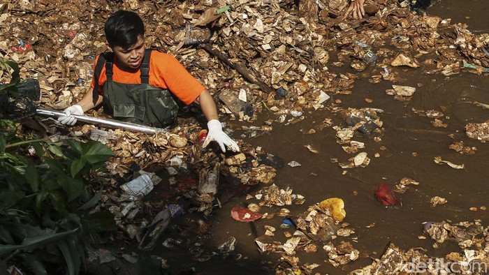 Aksi Pandawara Grup dan PKT Bersihkan Sampah di Krukut Depok Pandawara Group, datang ke Depok, Jawa Barat. Kelompok pemuda pelestari lingkungan ini bersama sejumlah pihak membersihkan sampah di Kali Krukut, Limo, Depok, Jawa Barat, Selasa (18/7/2023).