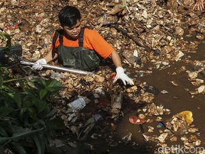 Aksi Pandawara Group dan PKT Bersihkan Kali Krukut Depok