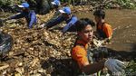 Aksi Pandawara Group dan PKT Bersihkan Kali Krukut Depok