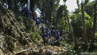 Sampah dibersihkan agar tak menyumbat aliran kali.  