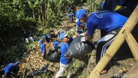 Aksi bersih-bersih ini diikuti sekitar 150 karyawan PKT.  
