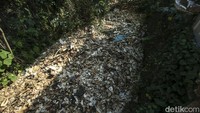 Penampakan sampah yang menumpuk di Kali Krukut.  