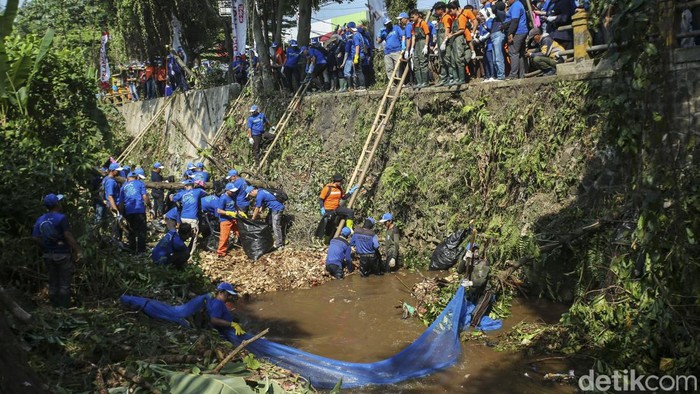 Aksi Pandawara Grup dan PKT Bersihkan Sampah di Krukut Depok Pandawara Group, datang ke Depok, Jawa Barat. Kelompok pemuda pelestari lingkungan ini bersama sejumlah pihak membersihkan sampah di Kali Krukut, Limo, Depok, Jawa Barat, Selasa (18/7/2023).