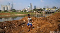 Kondisi ini menyebabakan kepala rumah tangga miskin cenderung bekerja serabutan di sektor informal seperti, perdagangan, jasa perorangan dan periklanan.