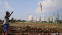 Dwi menyebutkan berkurangnya jumlah penduduk miskin di Ibu Kota merupakan dampak dari membaiknya sejumlah indikator makroekonomi. Pada periode ini, menurut dia, ekonomi Jakarta tumbuh sebesar 3,43% dan pengangguran berkurang 13 ribu orang.