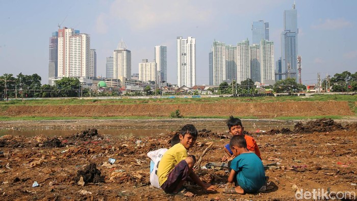 BPS DKI mencatat ada penurunan angka kemiskinan. Tercatat angka kemiskinan turun 17.100 orang atau 0,17 persen dibandingkan periode September 2022.