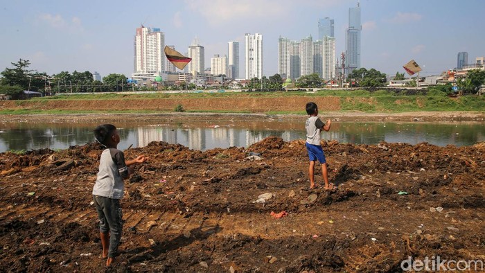 Angka Kemiskinan Ibu Kota Turun Gaes, Tapi... BPS DKI mencatat ada penurunan angka kemiskinan. Tercatat angka kemiskinan turun 17.100 orang atau 0,17 persen dibandingkan periode September 2022.