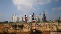 Sejumlah anak bermain di kawasan Jakarta Pusat, Selasa (18/7/2023).