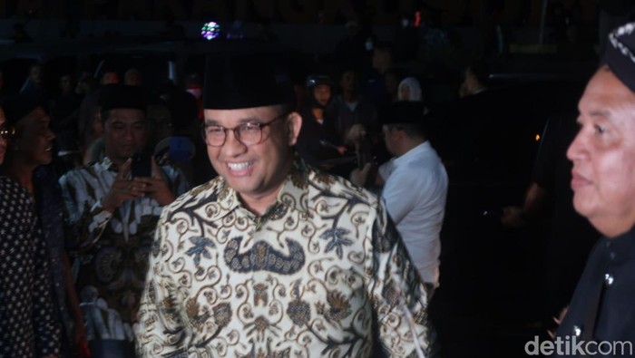 Anies Baswedan menonton pergelaran wayang kulit di Pantai Parangkusumo Bantul, Selasa (18/7/2023).