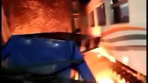 Kereta api (KA) Brantas rute Jakarta-Blitar menabrak truk trailer di perlintasan sebidang Jalan Madukoro, Semarang Barat. Tabrakan dua kendaraan itu menimbulkan kobaran api.