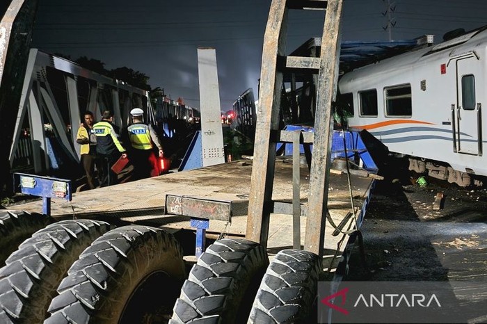 Bagian truk yang tertabrak KA Brantas di perlibtasan Madukoro, Kota Semarang, Jawa Tengah, Selasa (18/7/2023) malam. ANTARA/I.C. SenjayaSemarang