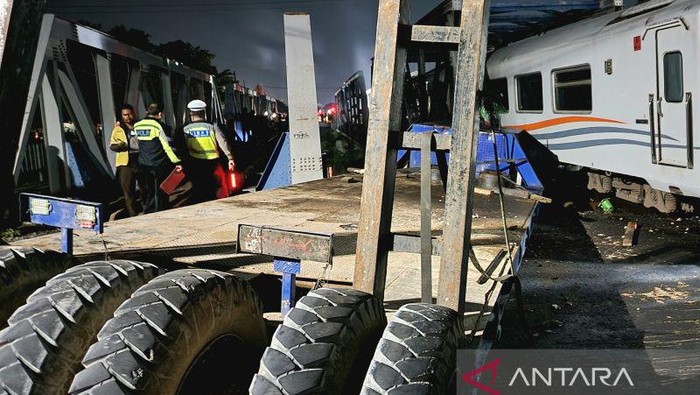 Bagian truk yang tertabrak KA Brantas di perlibtasan Madukoro, Kota Semarang, Jawa Tengah, Selasa (18/7/2023) malam. ANTARA/I.C. SenjayaSemarang