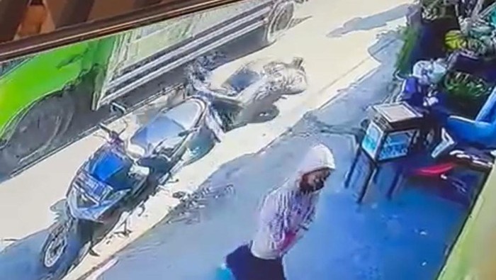 Balita tewas terlindas truk di Makassar setelah ditinggal di motor oleh kakaknya. Motor yang diduduki korban mundur sendiri saat kakak korban di dalam toko.