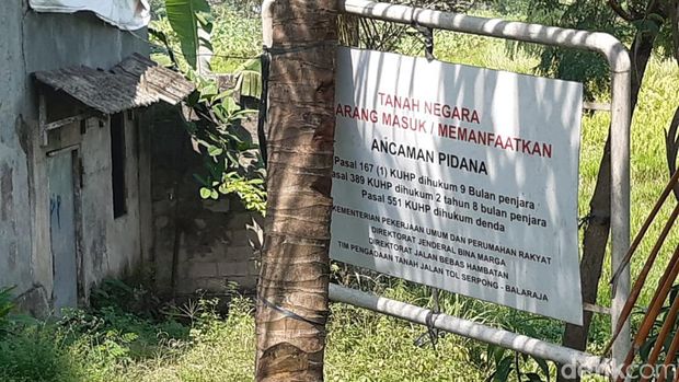 Sejumlah rumah dicoret-coret dengan cat semprot warna merah dengan tulisan 'Milik PUPR', 'Milik Tol', dan 'Milik PUPR Tol'. Hal ini dilakukan dalam pembebasan lahan proyek Tol Serpong-Balaraja.