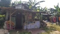 Begini potret salah satu rumah yang dicoret sebagai tanda untuk proyek tol. Foto: Achmad Dwi Afriyadi/detikcom