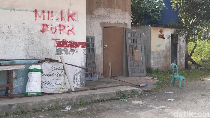 Sejumlah rumah dicoret-coret dengan cat semprot warna merah dengan tulisan Milik PUPR, Milik Tol, dan Milik PUPR Tol. Hal ini dilakukan dalam pembebasan lahan proyek Tol Serpong-Balaraja.