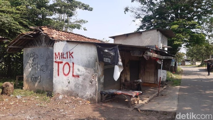 Sejumlah rumah dicoret-coret dengan cat semprot warna merah dengan tulisan Milik PUPR, Milik Tol, dan Milik PUPR Tol. Hal ini dilakukan dalam pembebasan lahan proyek Tol Serpong-Balaraja.
