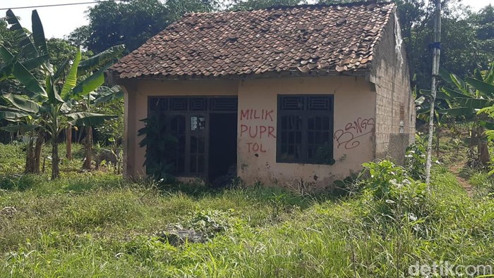 Sejumlah rumah dicoret-coret dengan cat semprot warna merah dengan tulisan Milik PUPR, Milik Tol, dan Milik PUPR Tol. Hal ini dilakukan dalam pembebasan lahan proyek Tol Serpong-Balaraja.