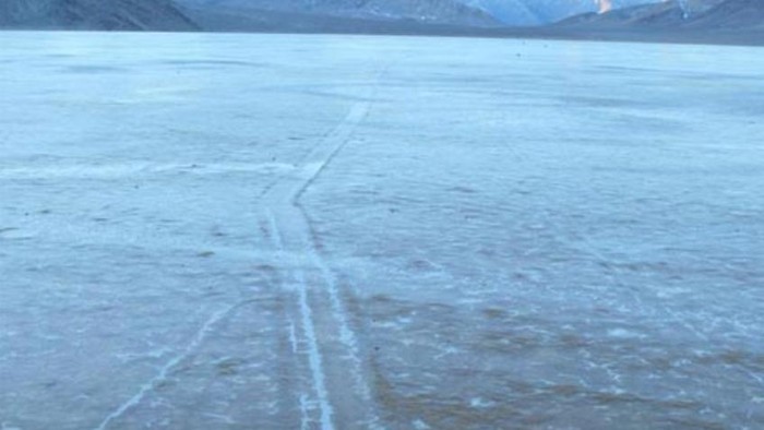 Batu bergerak di Death Valley
